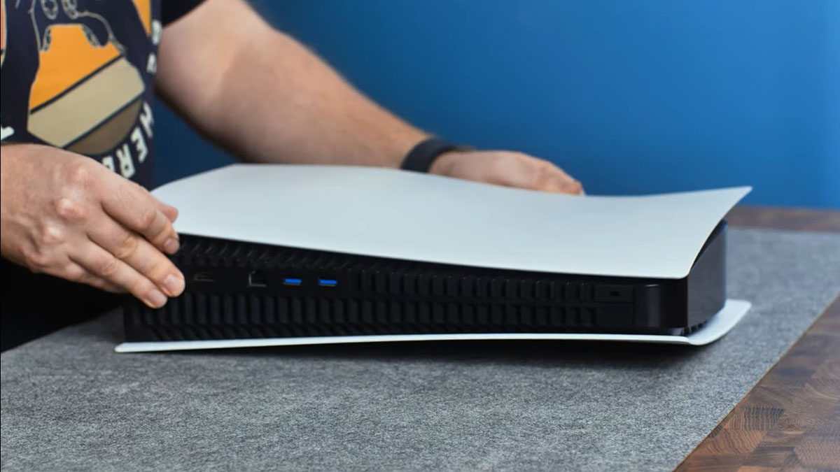 Eine Playstation 5 liegt auf einer grauen Filzmatte.