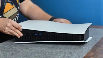 Eine Playstation 5 liegt auf einer grauen Filzmatte.