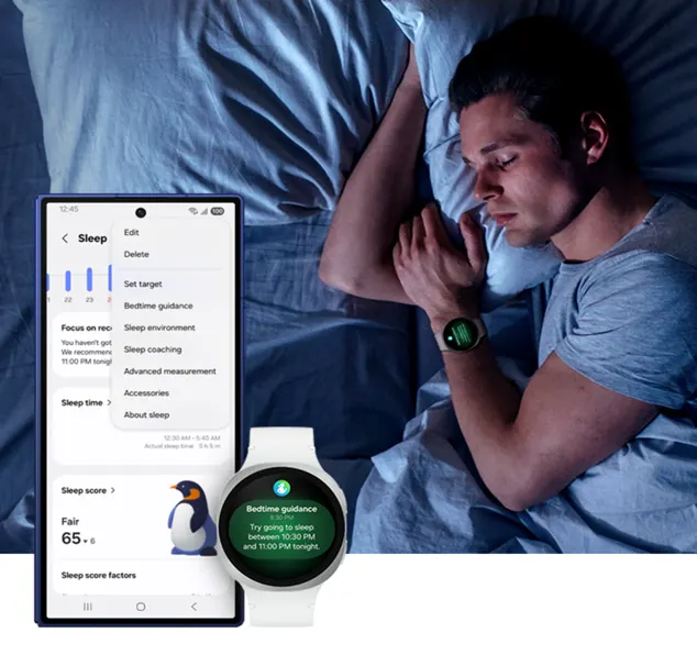 Ein Mann schläft in einem Bett. Im Vordergrund sind eine Smartwatch und ein Smartphone zu sehen, die eine Schlafanalyse-App anzeigen. Die App auf der Uhr gibt eine "Schlafenszeit-Anleitung", während das Smartphone einen "ausreichenden" Schlafwert von 65 und einen Pinguin als Schlafsymbol anzeigt.