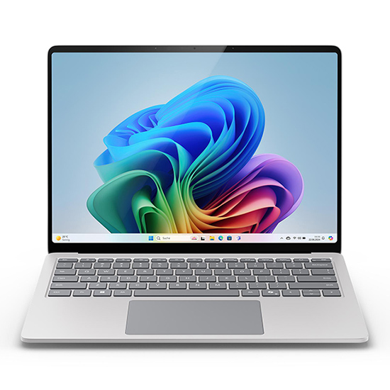 Microsoft Surface Copilot+ Laptop in Silber, frontal abgebildet. 
