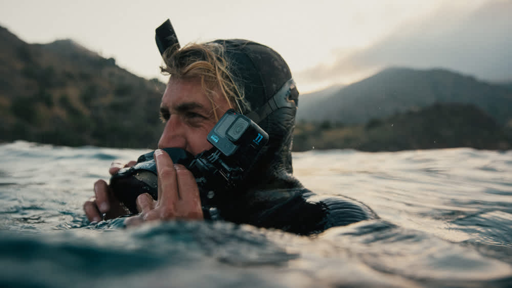 Mann taucht mit GoPro Hero11 Black aus dem Wasser auf