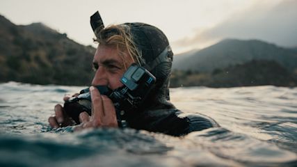Mann_taucht_mit_GoPro_Hero11_Black_aus_dem_Wasser_auf