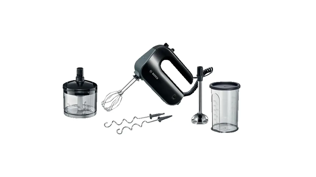 Der Handmixer Bosch MFQ 4980b mit Zubehör vor weißem Hintergrund.