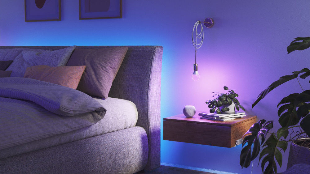 Eine Nanoleaf Essentials Light Bulb hängt in einem Schlafzimmer.