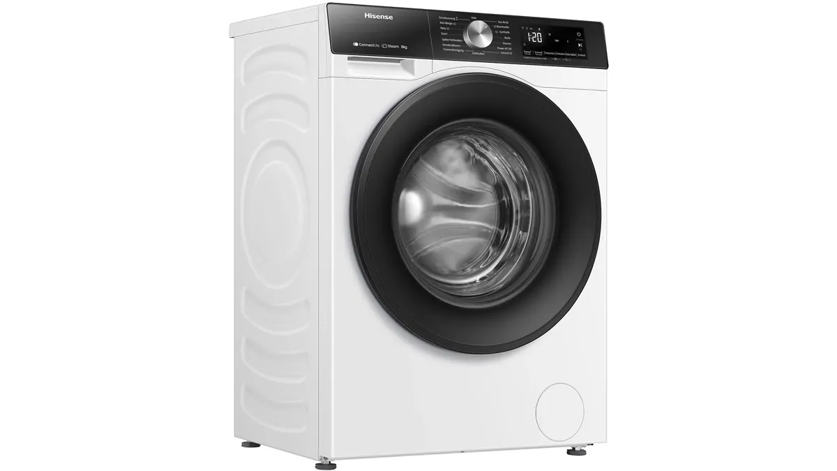 Halbseitliche Aufnahme der weißen Waschmaschine Hisense WF3S8043BW3 mit schwarzem Bedienpanel.