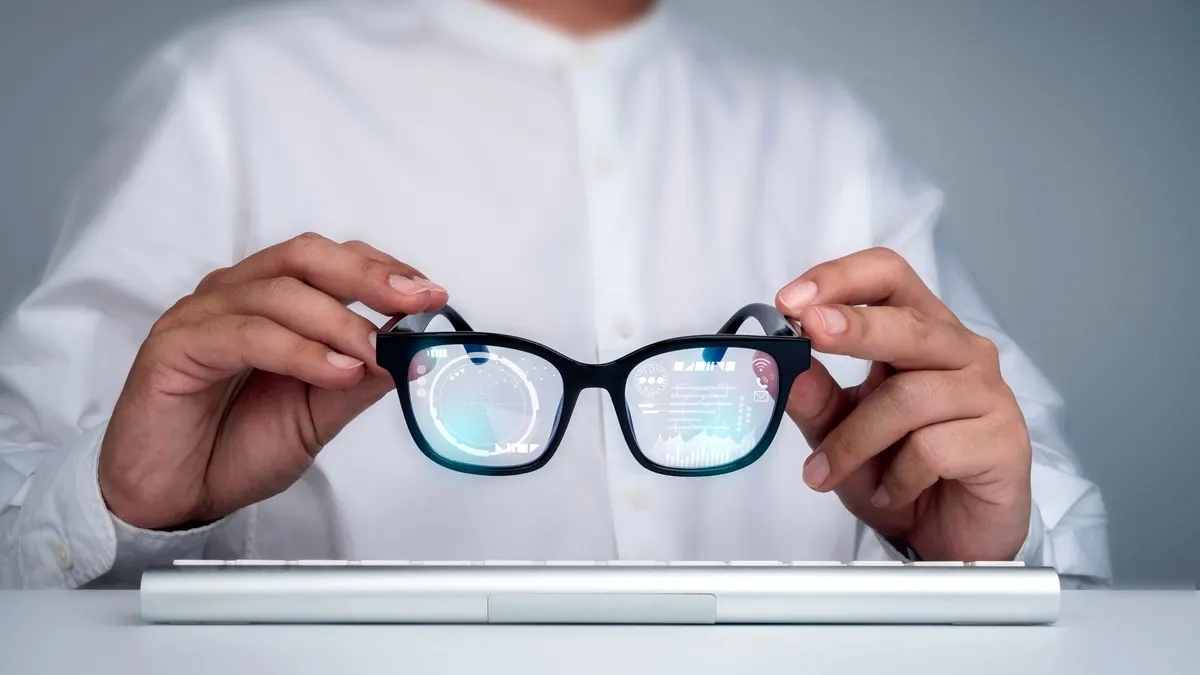 Eine Person hält Smart Glasses in den Händen.