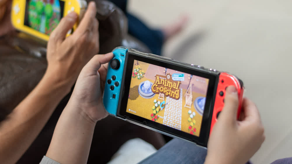 Zwei Personen spielen Animal Crossing auf der Nintendo Switch.