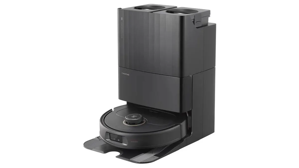 Der schwarze Saug-und-Wischroboter Roborock Qrevo MaxV an seiner Basisstation.