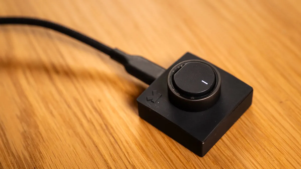 Der Ultrahuman Ring Air liegt auf dem Ladepad und wird geladen.