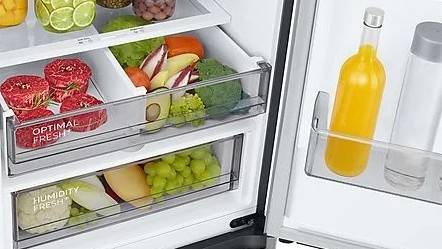 SAMSUNG RL38C775CS9/EG Kühlgefrierkombination mit Optimal Fresh- und Humidity Fresh-Schubladen, gefüllt mit Fleisch, Obst und Gemüse sowie Getränken in der Tür.