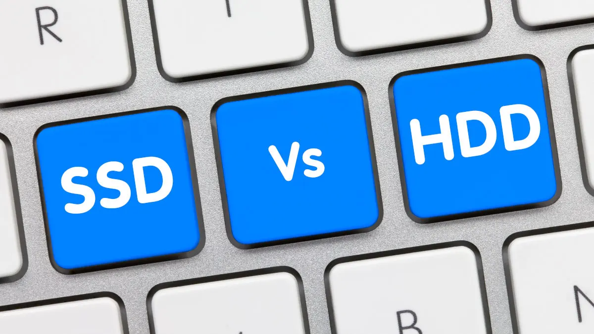 Nahaufnahme einer Computertastatur mit den blauen Tasten "SSD", "Vs" und "HDD" zwischen weißen Tasten.