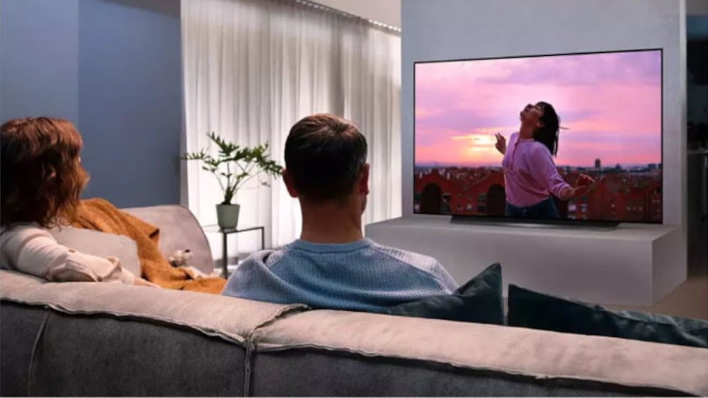 Paar schaut Fernsehen auf einem LG OLED TV