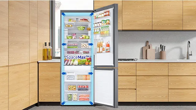 Offener, zweitüriger Kühlschrank in einer Küche mit Holzschränken. Der Kühlschrank ist voll mit Lebensmitteln.