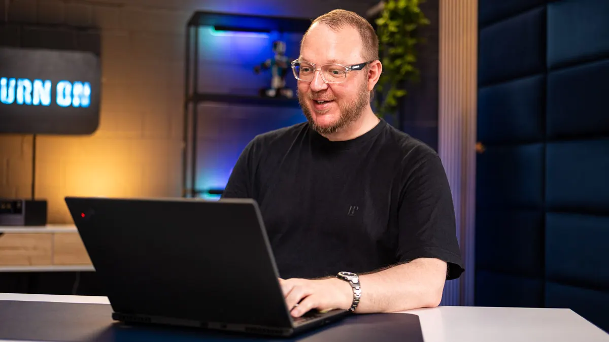 Andreas tippt auf einem Laptop.