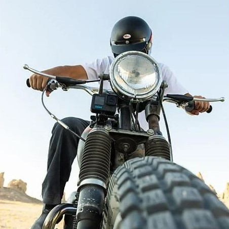 GOPRO HERO 12 Action Kamera auf Motorrad in der Wüste montiert