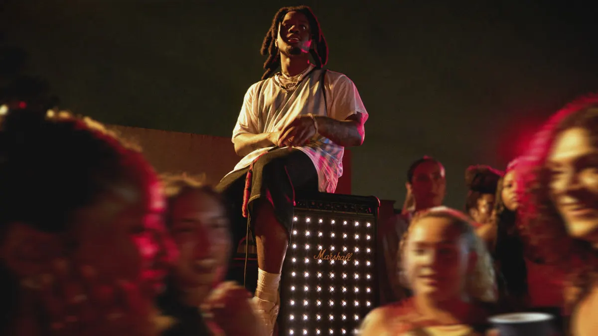 Der US-Rapper Denzel Curry sitzt während einer Party auf dem Lautsprecher Marshall Bromley 750.