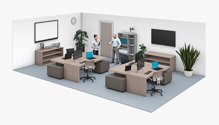 Büro mit mehreren Schreibtischen, Monitoren und Pflanzen. Zwei Personen stehen im Raum, Regale, Bildschirm und Kaffeeecke sind sichtbar.