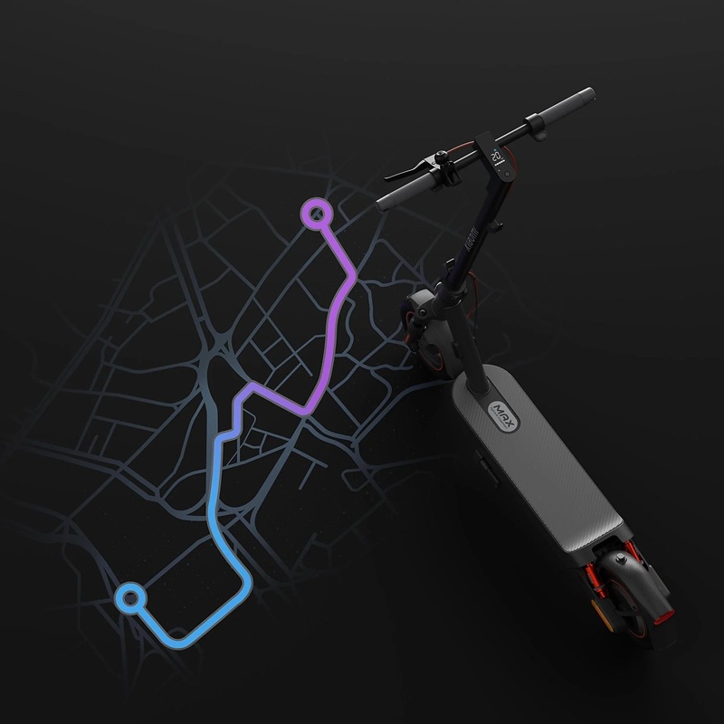 XIAOMI Electric Scooter 5 Max von schräg oben vor dunklem Hintergrund, darunter eine stilisierte Straßenkarte mit eingezeichneter Route in Blau und Lila.