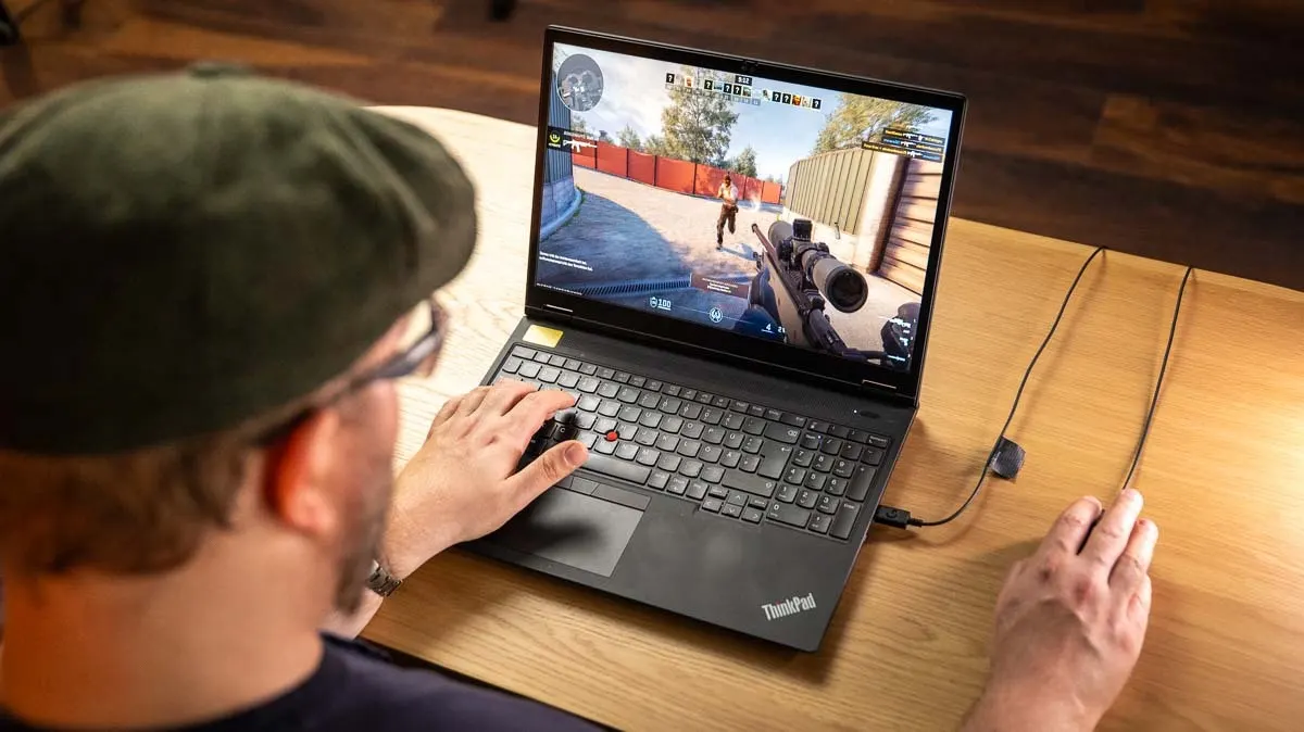 Andreas spielt CS2 auf einem ThinkPad-Laptop mit der Logitech G502 Hero als Gaming-Maus.