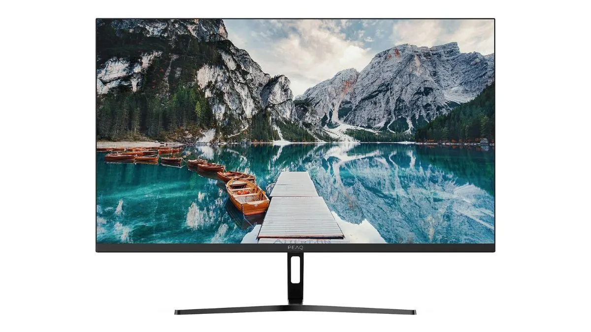 Der Monitor PEAQ PMO S274-IFC vor weißem Hintergrund.