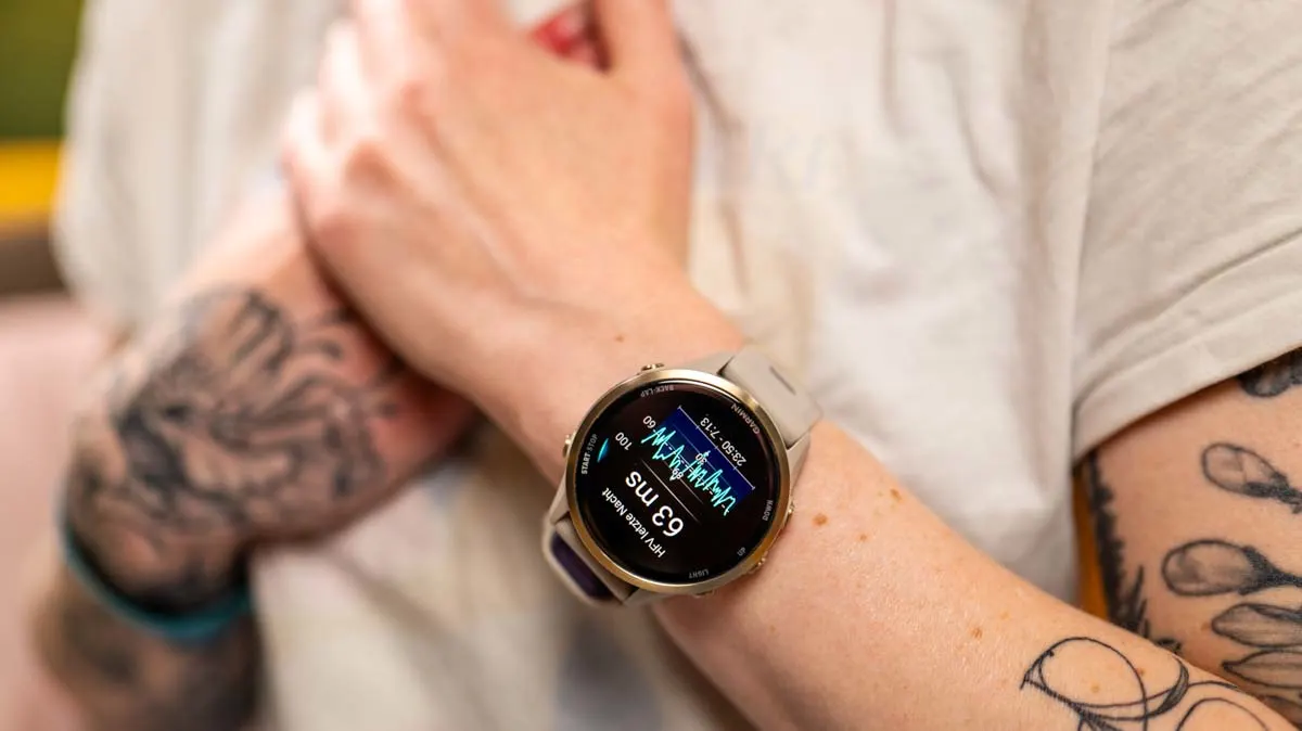 Franzi hält ihre Hände über ihr Herz, ihre Smartwatch zeigt die HRV der vergangenen Nacht an.