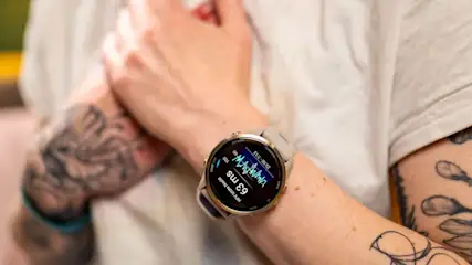 Franzi hält ihre Hände über ihr Herz, ihre Smartwatch zeigt die HRV der vergangenen Nacht an.