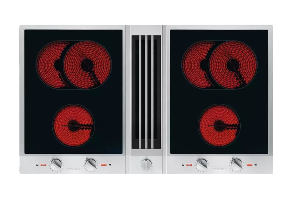 Zwei schwarze Kochfelder mit roten Heizelementen, getrennt durch einen schmalen, vertikalen, grauen Dunstabzug. Drehknöpfe unten an jedem Feld.