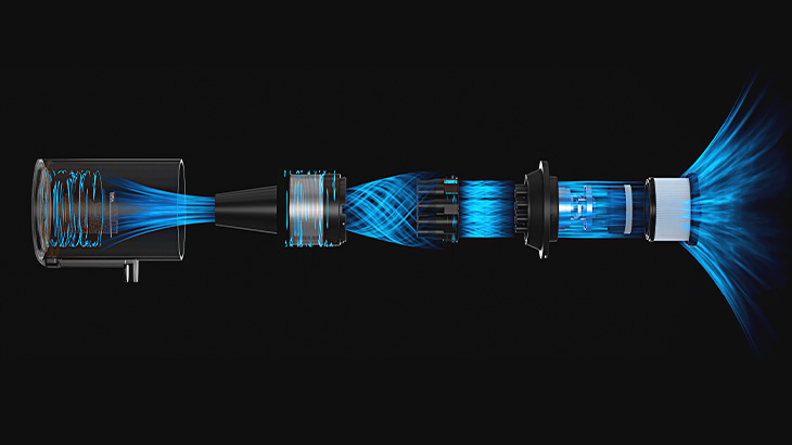 Ein Akku-Staubsauger mit durchsichtigem Behälter steht auf einem Holztisch, darunter ein blauer Lichteffekt.