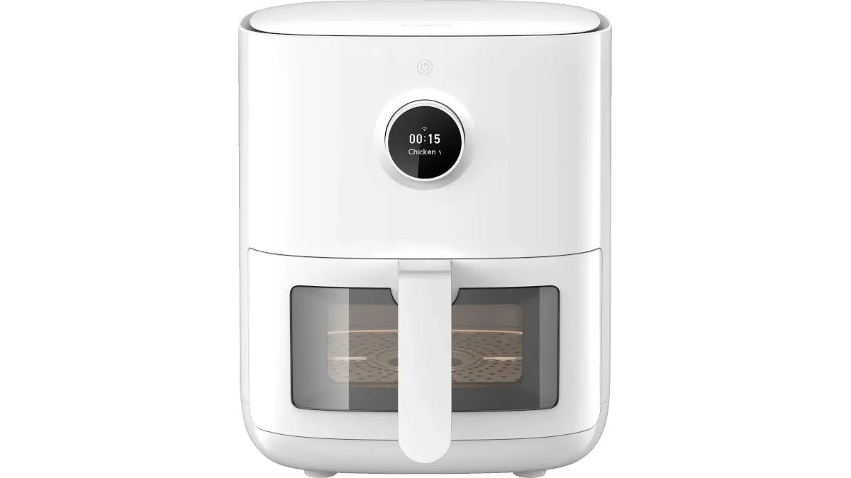 Weißer Airfryer mit digitalem Display, das 00:15 und "Chicken" anzeigt, und durchsichtigem Fach mit Grillrost.