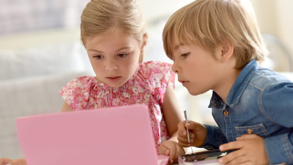Ein Junge und ein Mädchen lernen mit Laptop