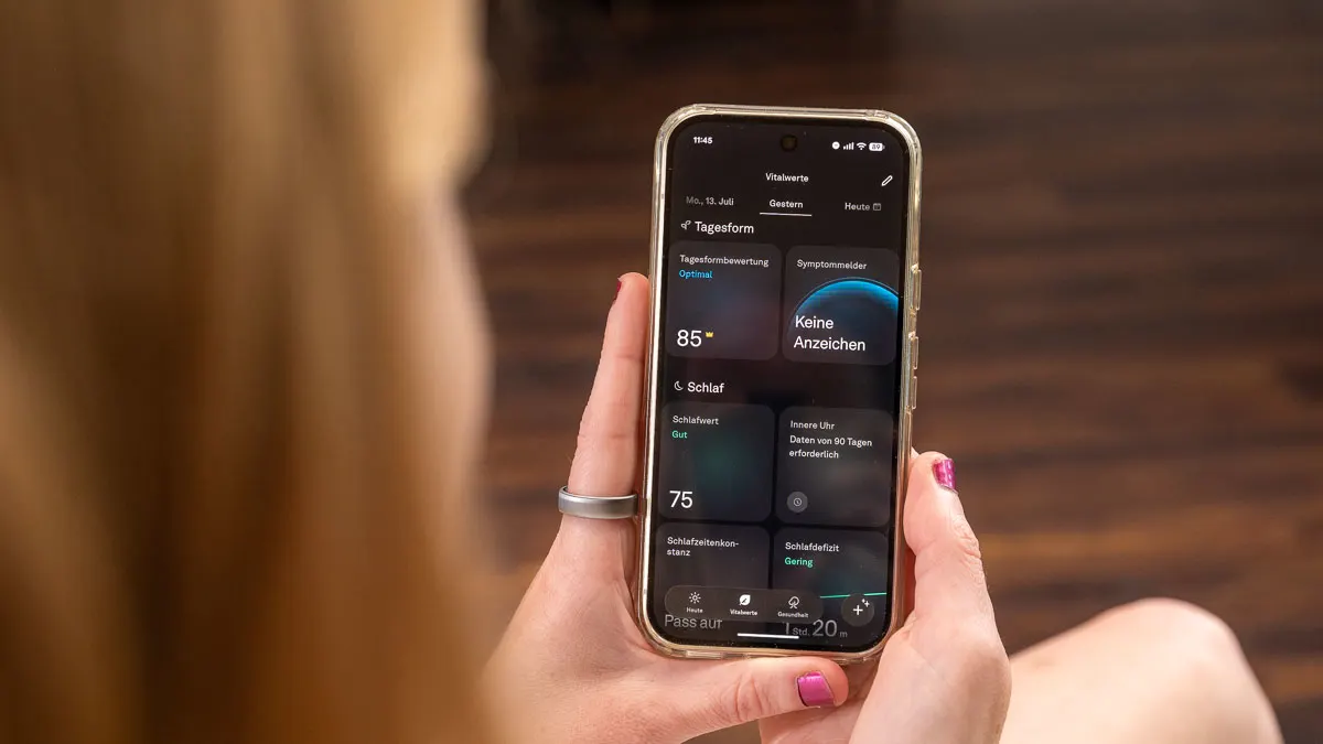 Franzi schaut sich ihre Vitalwerte in der Oura-App auf dem Smartphone an.