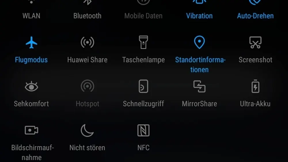Dunkelblauer Bildschirm mit Icons für WLAN, Flugmodus, Taschenlampe, Standortinformationen, Hotspot, NFC und mehr.