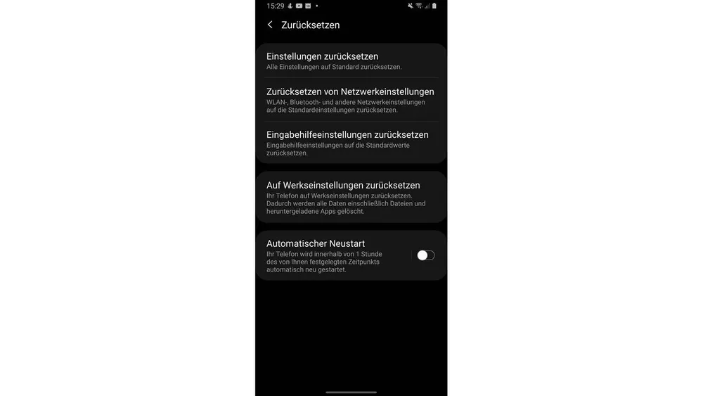 Ein Smartphone-Bildschirm zeigt das Menü "Zurücksetzen" mit Optionen wie Netzwerkeinstellungen und Werkseinstellungen. Ein Schalter für automatischen Neustart ist sichtbar.