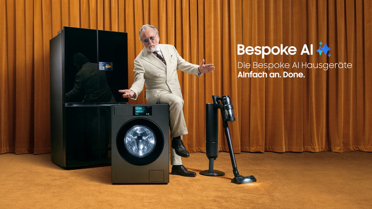 Der Künstler Friedrich Liechtenstein posiert mit drei Samsung Bespoke AI Hausgeräten.