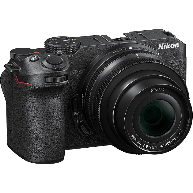 Eine schwarze Nikon-Kamera mit Objektiv und verschiedenen Tasten ist auf einem weißen Hintergrund abgebildet.