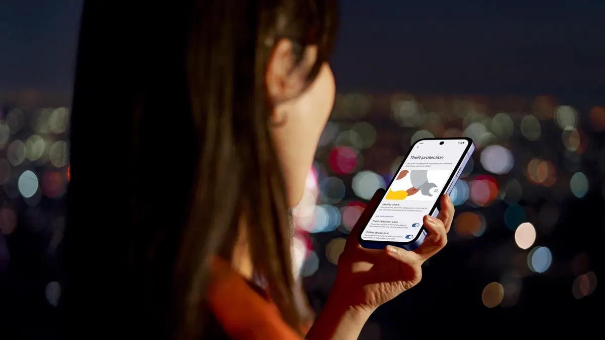 Eine Frau benutzt das Google Pixel 9a bei Nacht.