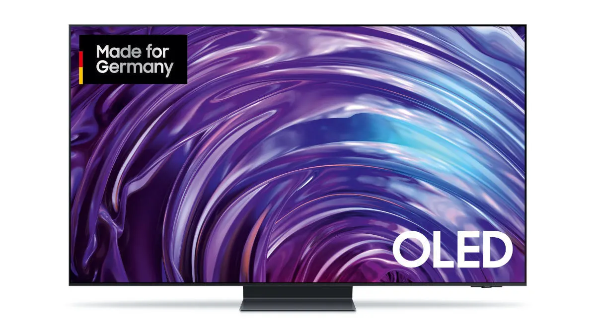 Ein OLED-Fernseher mit einem abstrakten, wirbelnden Muster in Lila und Blau auf dem Bildschirm, mit dem Logo "Made for Germany".
