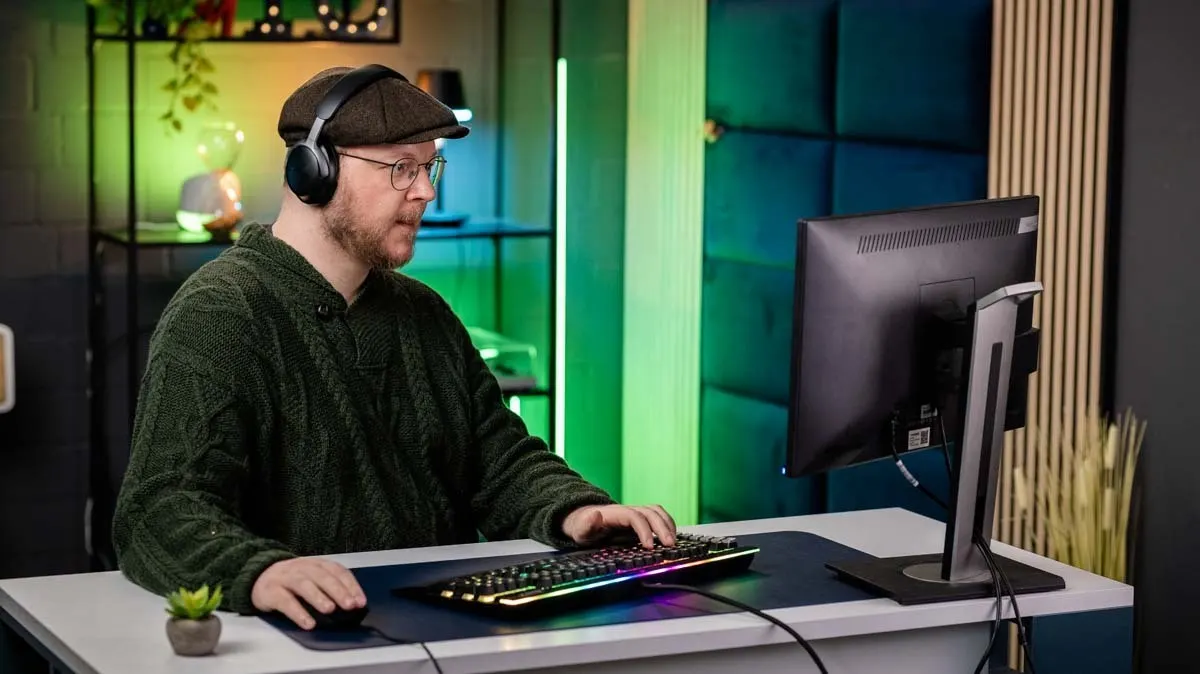 Andreas spielt konzentriert ein PC-Spiel mit einer mechanischen Tastatur und einer Gaming-Maus.