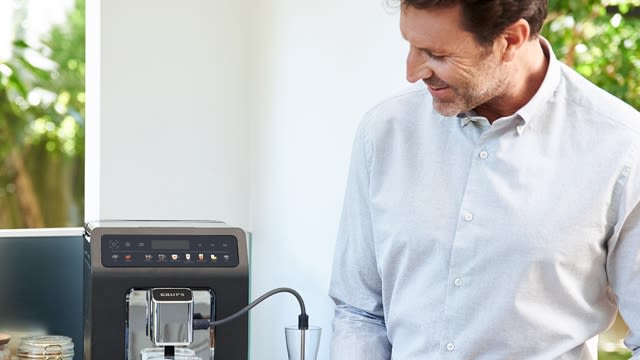 Làm thế nào để bạn làm sạch và tẩy cặn bẩn máy pha cà phê KRUPS EA895N Evidence One?