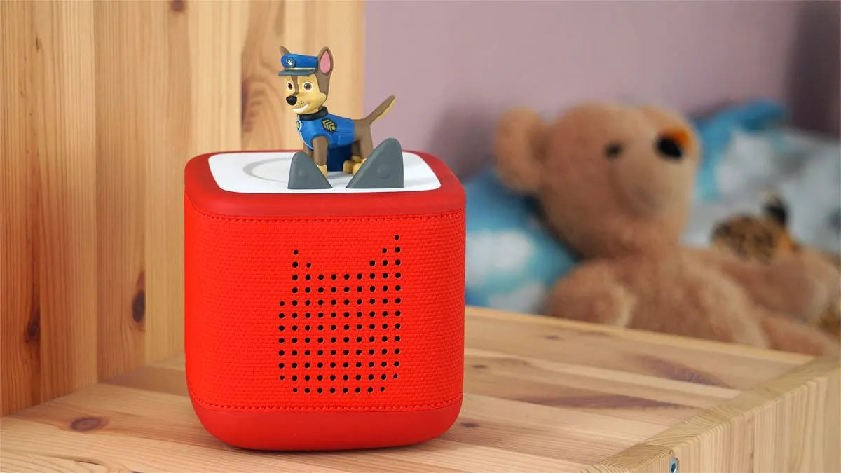 Ein „Paw Patrol“-Tonie steht auf einer roten Toniebox 2.
