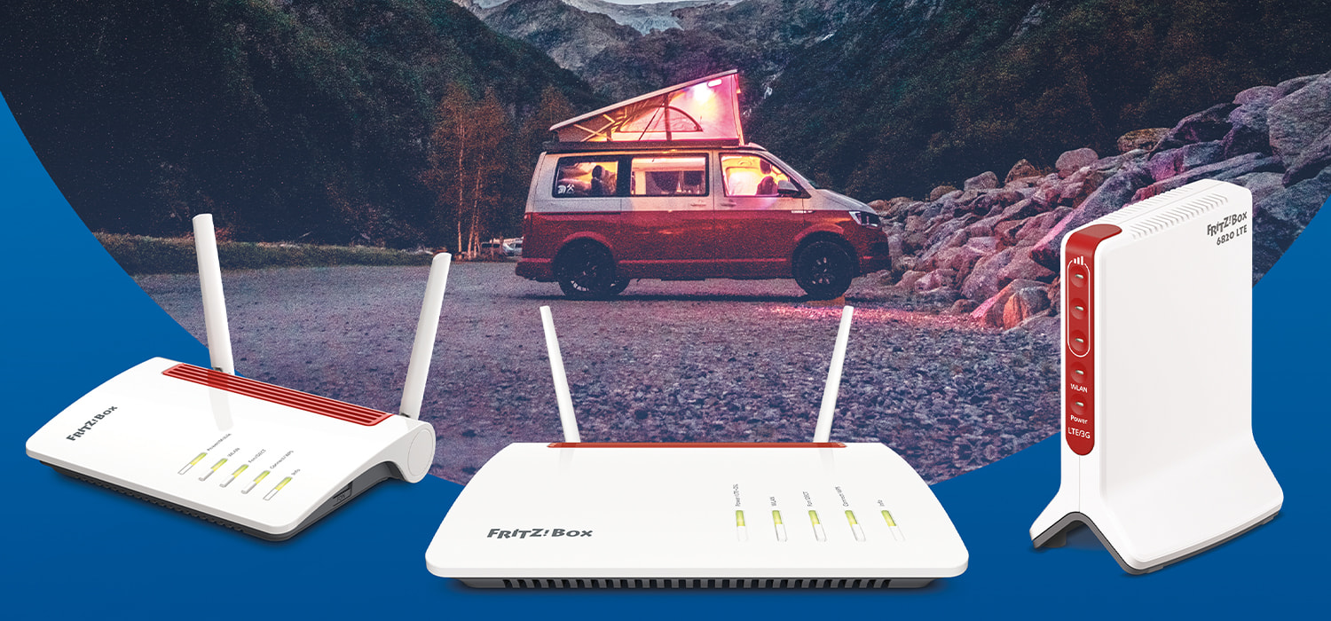 Drei weiße FRITZ!Box-Router mit roten Akzenten stehen auf einer blauen Fläche im Vordergrund. Im Hintergrund steht ein beleuchteter Camper-Van in einer bergigen Landschaft bei Dämmerung, was auf mobiles Internet unterwegs hinweist.