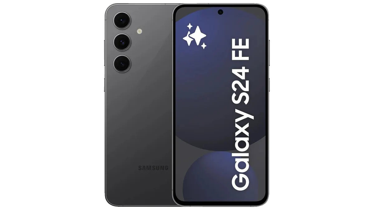 Ein graues Smartphone mit drei Objektiven auf der Rückseite liegt neben einem weiteren, dessen Bildschirm "Galaxy S24 FE" zeigt.