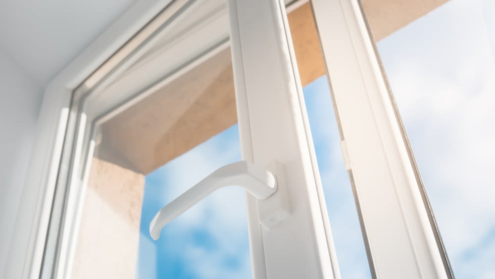 Einen Spalt geöffnetes Fenster