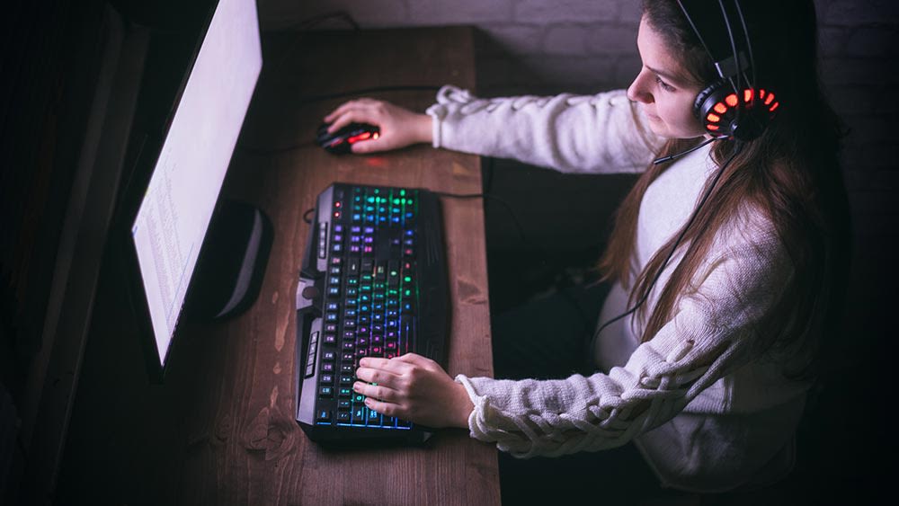 Eine Frau spielt mit einer Gaming-Tastatur.