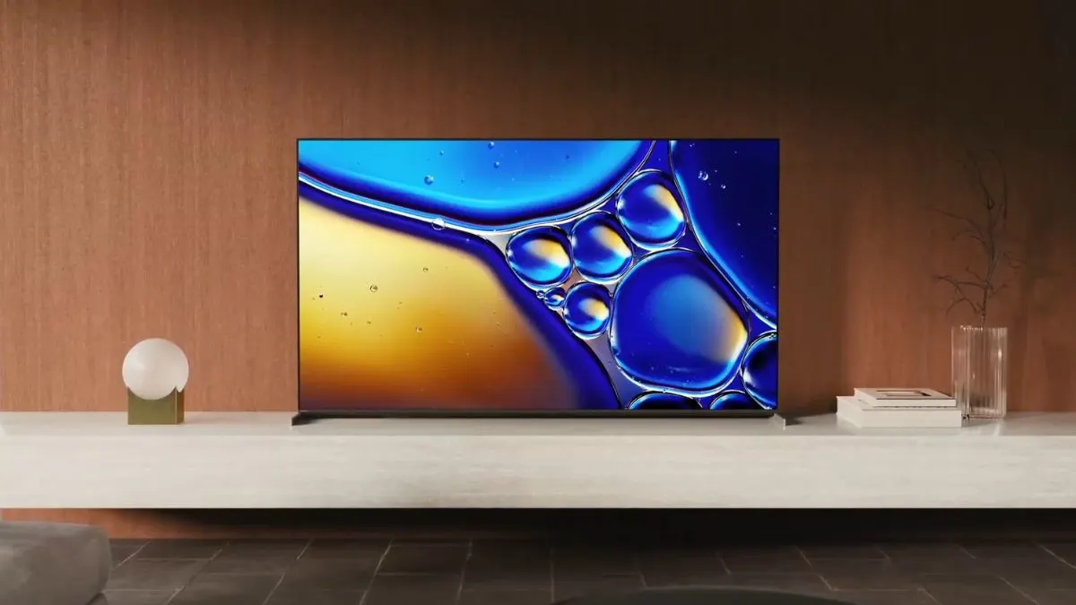 Der Fernseher Sony Bravia 8 II steht auf einem Sideboard in einem Wohnzimmer.