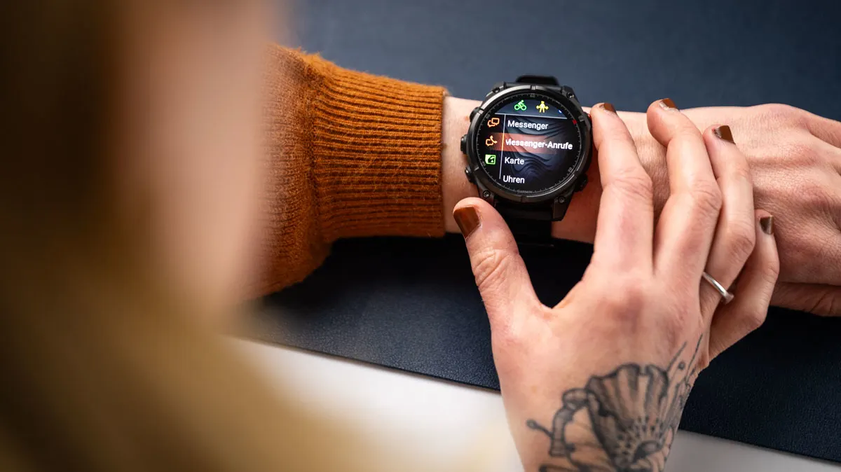 Franzi ruft den Menüpunkt Messenger-Anrufe auf der Garmin Fenix 8 Pro auf.