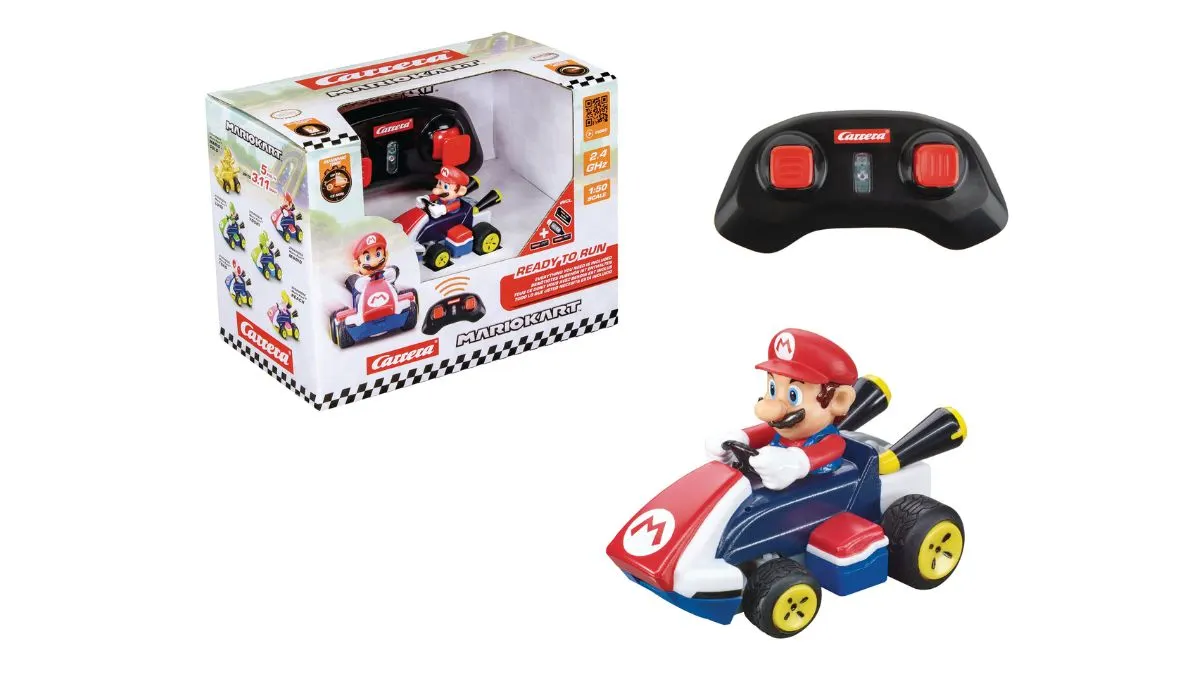 Das ferngesteuerte Auto Carrera Mini RC Mario Kart samt Fernsteuerung und Verpackung vor weißem Hintergrund.