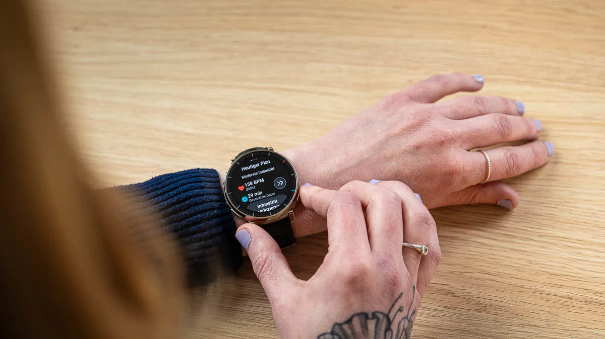 Franzi schaut sich den aktuellen Trainingsplan auf der Amazfit Active 3 Premium an.
