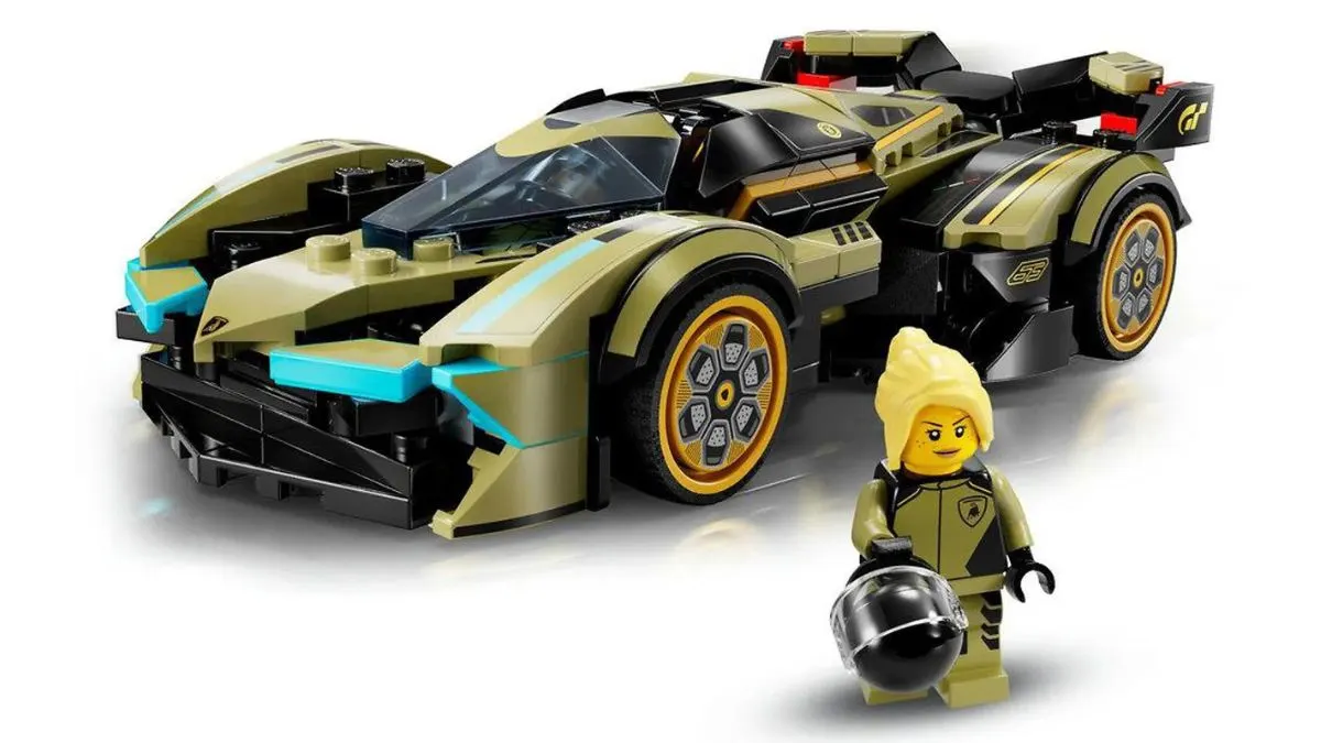 Ein Lego-Lamborghini in Khaki und Schwarz mit gelben Felgen, daneben eine Lego-Figur mit Helm.
