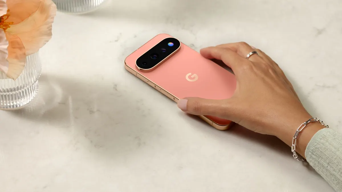 Eine Person legt das Smartphone Google Pixel 11 Pro mit dem Display nach unten auf einen Tisch. Im rechten Bereich der Kameraleiste leuchtet die Benachrichtigungs-LED namens HiLight.